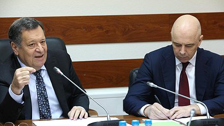 Председатель Комитета по бюджету и налогам Андрей Макаров и кандидат на должность Министра финансов РФ Антон Силуанов