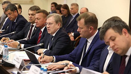 Кандидат на должность заместителя Председателя Правительства РФ Виталий Савельев (в центре)