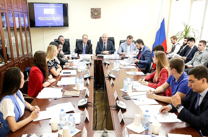 Круглый стол на тему «Роль молодежи в сохранении и укреплении межнациональных отношений в Российской Федерации»