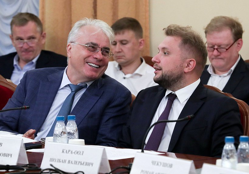 Член Комитета по энергетике Павел Завальный и заместитель Председателя Государственной Думы Борис Чернышов