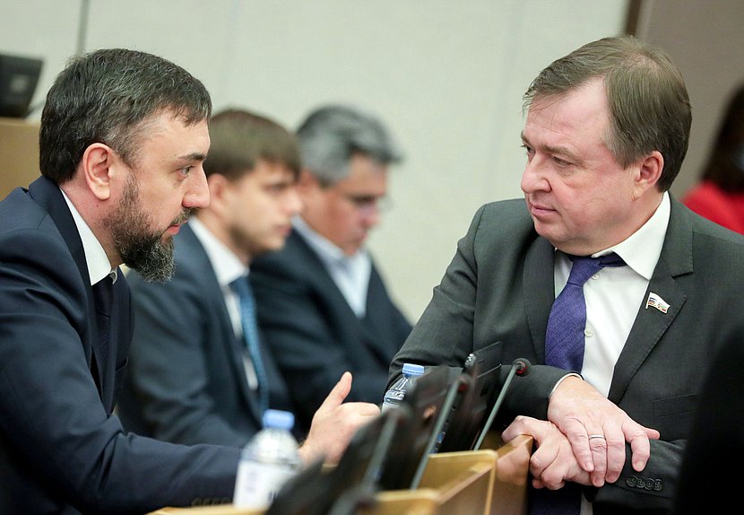 Первый заместитель Председателя Комитета по международным делам Шамсаил Саралиев и член Комитета по аграрным вопросам Максим Иванов