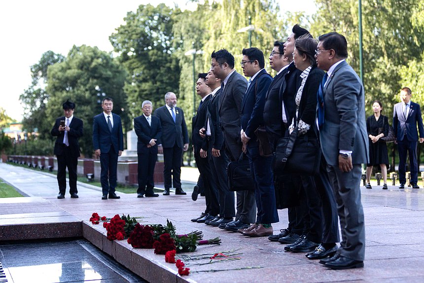 Депутаты Государственной Думы и делегация Всекитайского собрания народных представителей возложили цветы к Могиле Неизвестного Солдата