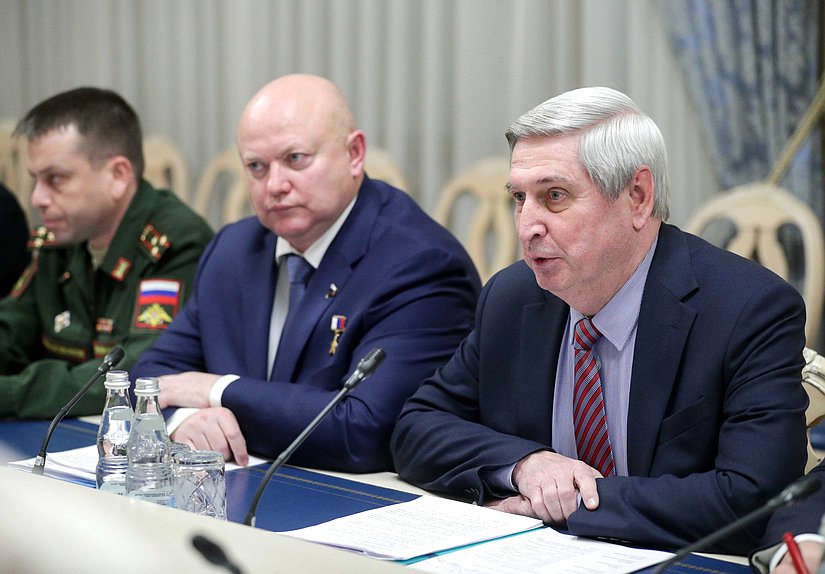 Первый заместитель Председателя Комитета по обороне Андрей Красов и Первый заместитель Председателя Государственной Думы Иван Мельников