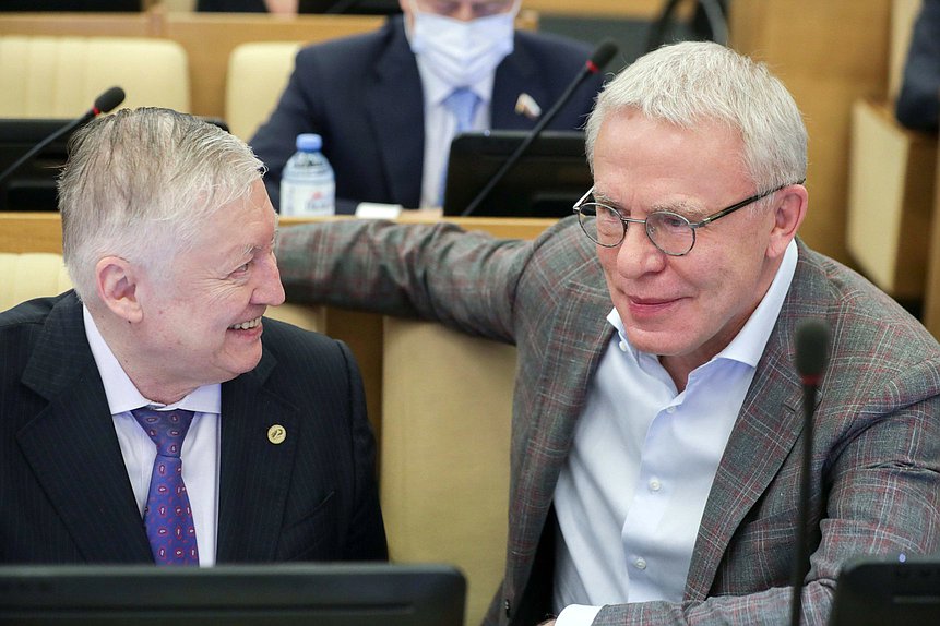 Заместитель Председателя Комитета по делам национальностей Анатолий Карпов и Первый заместитель Председателя Комитета по физической культуре, спорту, туризму и делам молодежи Вячеслав Фетисов