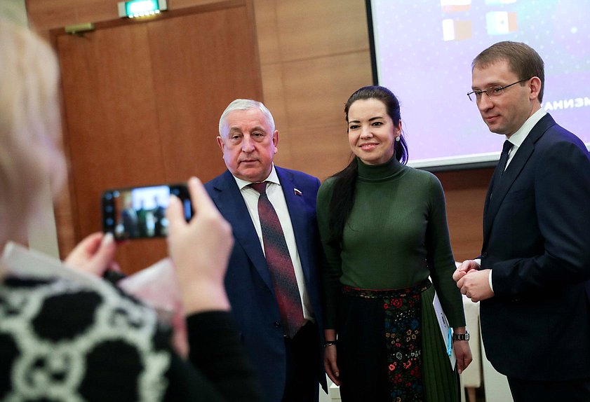 Председатель Комитета по региональной политике и проблемам Севера и Дальнего Востока Николай Харитонов, Председатель Молодежного парламента при Государственной Думе Мария Воропаева и Министр РФ по развитию Дальнего Востока и Арктики Александр Козлов