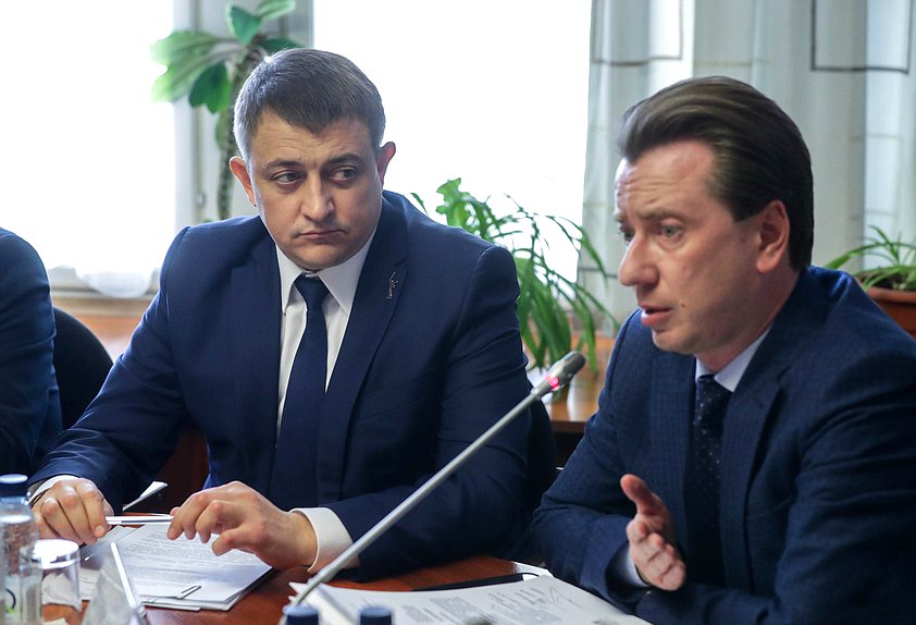 Член Комитета по вопросам собственности, земельным и имущественным отношениям Андрей Гимбатов и Первый заместитель Председателя Комитета по экологии, природным ресурсам и охране окружающей среды Владимир Бурматов