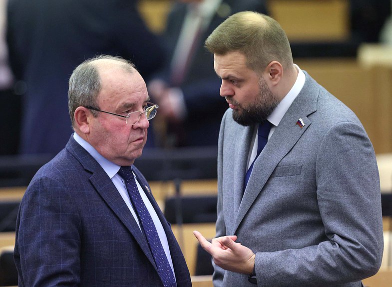 Член Комитета по бюджету и налогам Виктор Селиверстов и заместитель Председателя Комитета по делам СНГ, евразийской интеграции и связям с соотечественниками Артем Туров