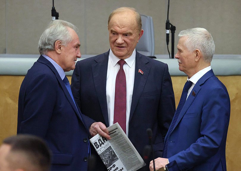 Член Комитета по безопасности и противодействию коррупции Николай Езерский, руководитель фракции КПРФ Геннадий Зюганов и член Комитета по промышленности и торговле Сергей Пантелеев