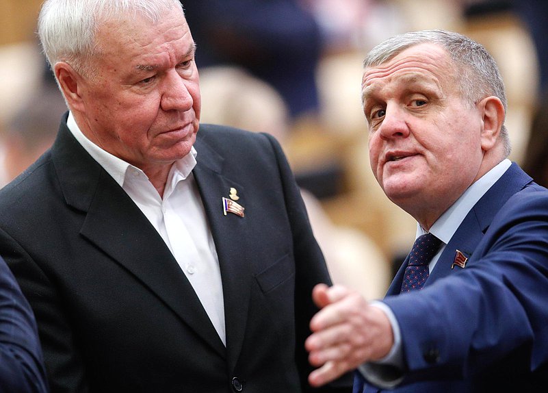 Член Комитета по обороне Виктор Соболев и Первый заместитель Председателя Комитета по труду, социальной политике и делам ветеранов Николай Коломейцев