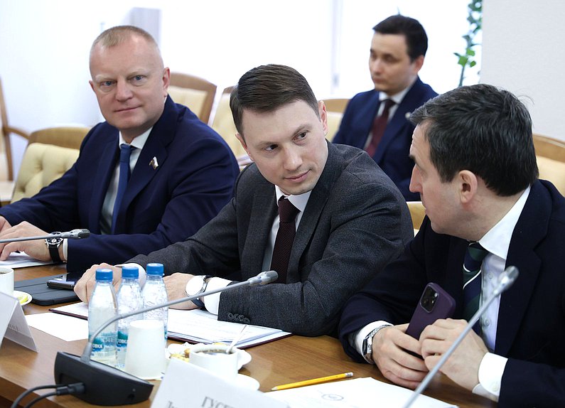 Первый заместитель Председателя Комитета по вопросам собственности, земельным и имущественным отношениям Иван Сухарев и член Комитета по туризму и развитию туристической инфраструктуры Артем Прокофьев