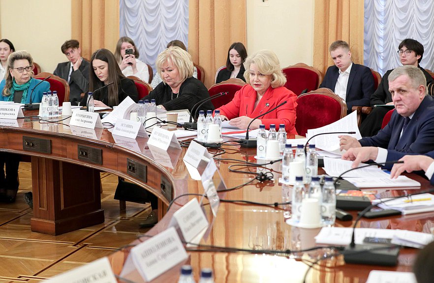 Круглый стол Комитета по вопросам семьи, женщин и детей на тему «Правовое положение многодетных семей в РФ»