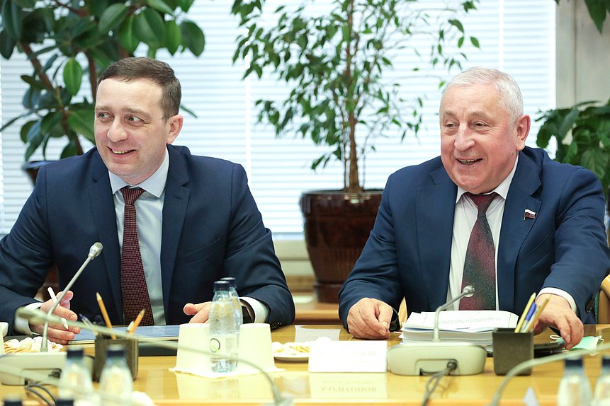 Первый заместитель Председателя Комитета по развитию Дальнего Востока и Арктики Вячеслав Логинов и Председатель Комитета Николай Харитонов