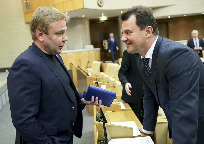 Член Комитета по транспорту и строительству Максим Сураев и член Комитета по обороне Роман Романенко