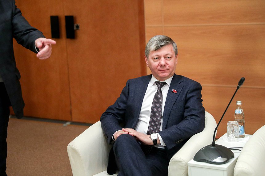 Первый заместитель Председателя Комитета по международным делам Дмитрий Новиков