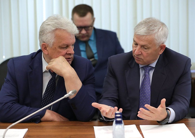 Члены Комитета по экономической политике Виктор Казаков и Виктор Кидяев