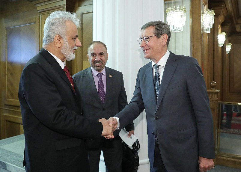 El Primer Jefe Adjunto de la Duma Estatal, Alexander Zhukov, y el Presidente del Consejo de Estado del Sultanato de Omán, Abdelmalik Bin Abdullah Al-Khalili