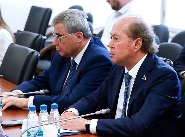 Первый заместитель Председателя Комитета по науке и высшему образованию Олег Смолин и заместитель Председателя Комитета Владимир Кононов