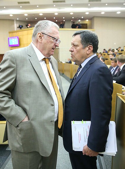 Руководитель фракции ЛДПР Владимир Жириновский и Председатель Комитета по бюджету и налогам Андрей Макаров