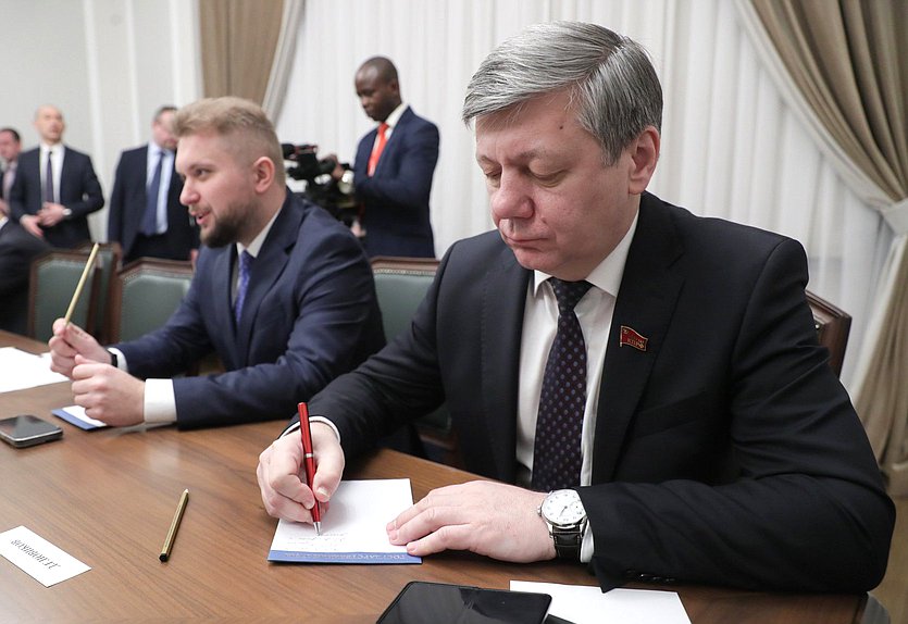 Boris Chernyshov, vicejefe  de la Duma Estatal y Dmitry Novikov  primer vicejefe de la Comisión de Relaciones Exteriores de la Duma Estatal