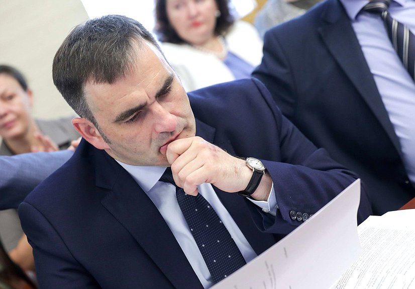 Член Комитета по охране здоровья Юрий Кобзев