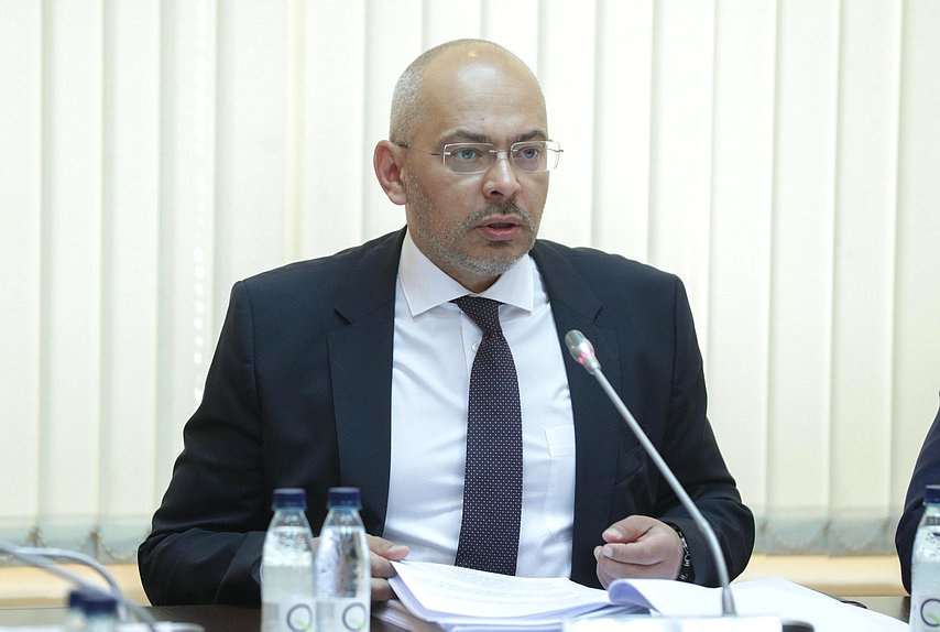 Председатель Комитета по природным ресурсам, собственности и земельным отношениям Николай Николаев