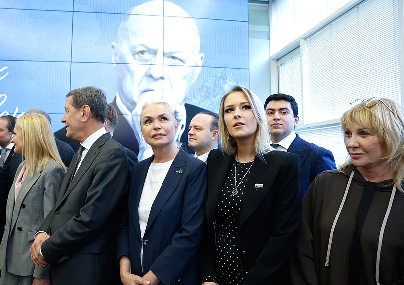 Председатель Комитета по просвещению Ирина Белых, Председатель Комитета по развитию гражданского общества, вопросам общественных и религиозных объединений Яна Лантратова и актриса Елена Яковлева