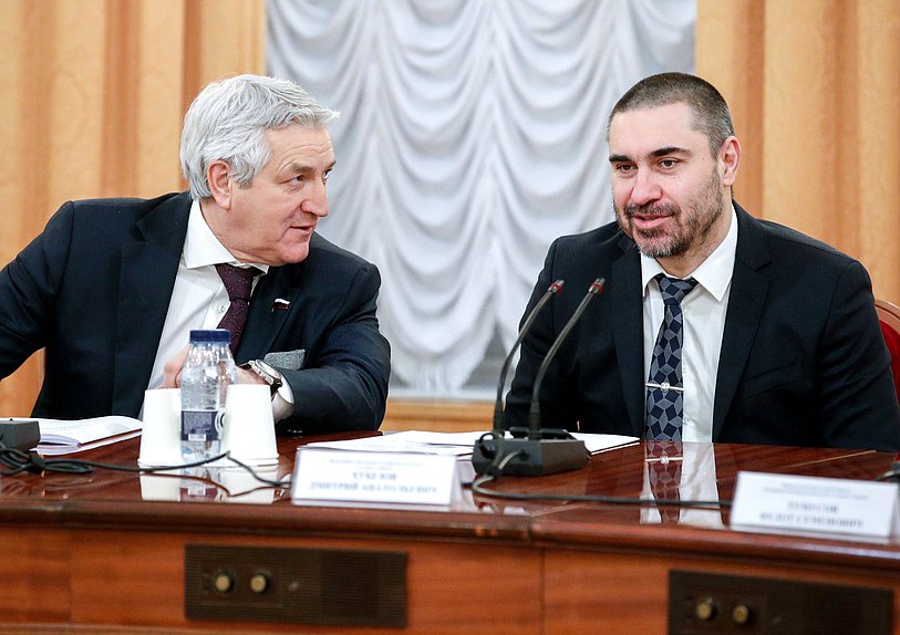 Председатель Комитета по охране здоровья Дмитрий Хубезов и Первый заместитель Председателя Комитета Леонид Огуль