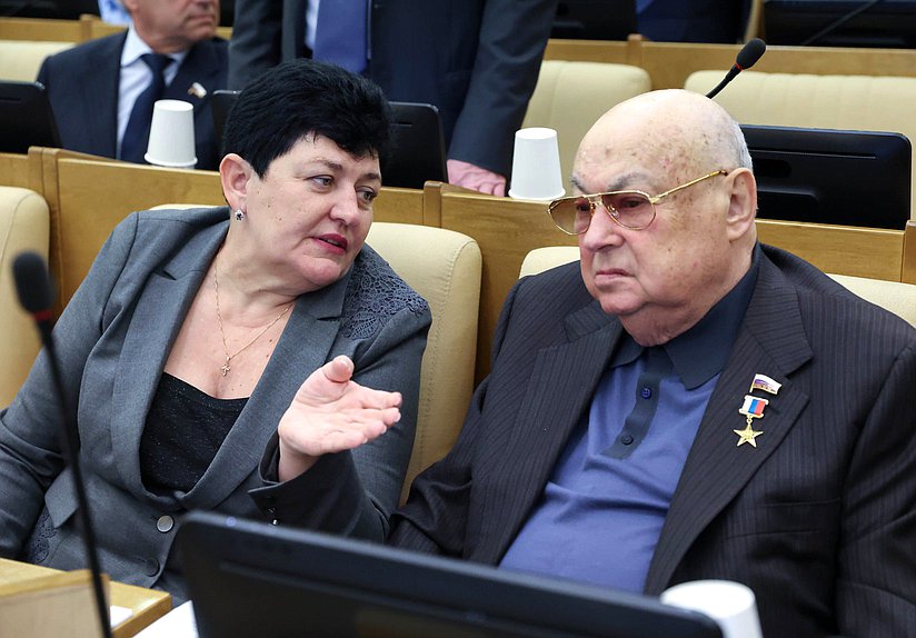 Член Комитета по культуре Ольга Германова и член Комитета по строительству и ЖКХ Владимир Ресин