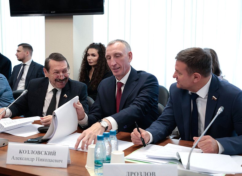 Члены Комитета по промышленности и торговле Геннадий Скляр, Александр Козловский и Александр Дроздов