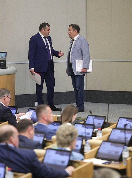 Председатель Комитета по информационной политике, информационным технологиям и связи Александр Хинштейн и Председатель Комитета по бюджету и налогам Андрей Макаров