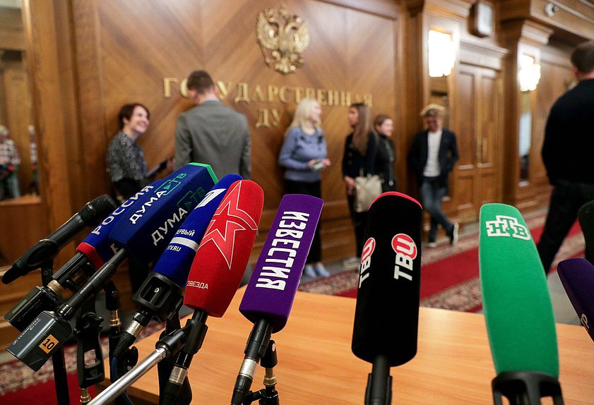 нейтральная журналисты подход пресса микрофоны