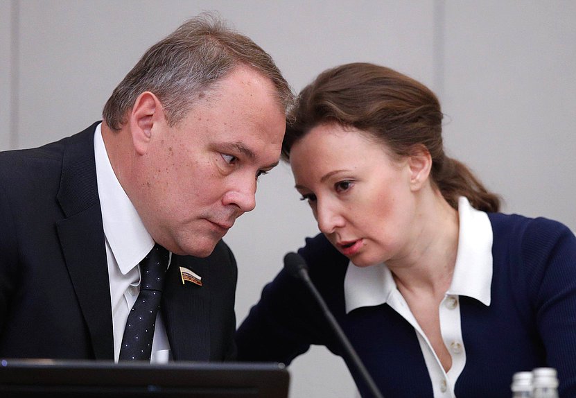 Заместители Председателя Государственной Думы Петр Толстой и Анна Кузнецова