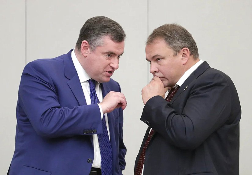 Председатель Комитета по международным делам Леонид Слуцкий и заместитель Председателя ГД Петр Толстой