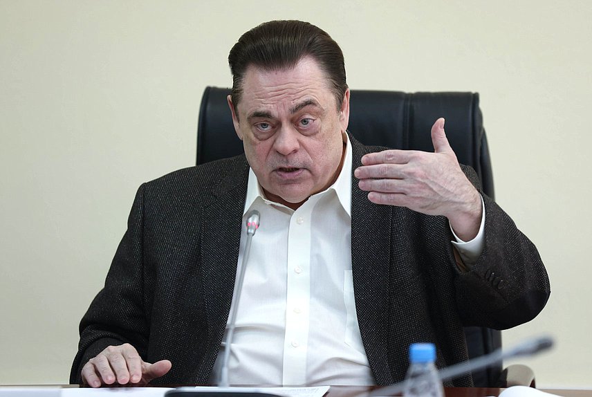 Председатель Комитета по делам национальностей Геннадий Семигин
