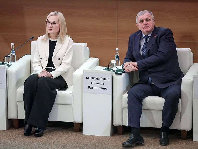 Заместитель Председателя Государственной Думы Ирина Яровая и Первый заместитель Председателя Комитета по труду, социальной политике и делам ветеранов Николай Коломейцев