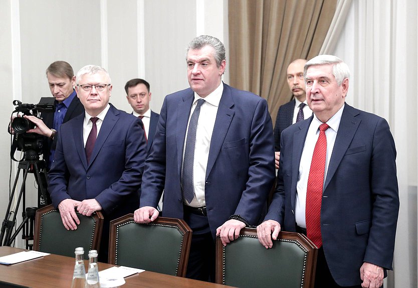 Jefe del Comité de Seguridad y Lucha contra la Corrupción Vasily Piskarev, Jefe de la facción del LDPR, Jefe de la Comisión de Asuntos Exteriores, Leonid Slutsky y Premier Jefe adjunto de la Duma Estatal Ivan Melnikov
