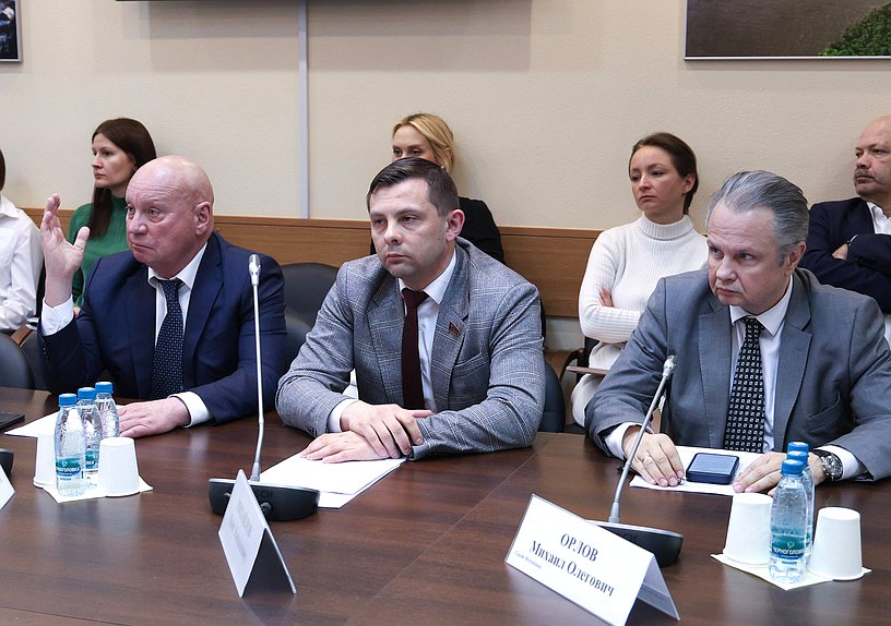 Член Комитета по экологии, природным ресурсам и охране окружающей среды Олег Михайлов (в центре)