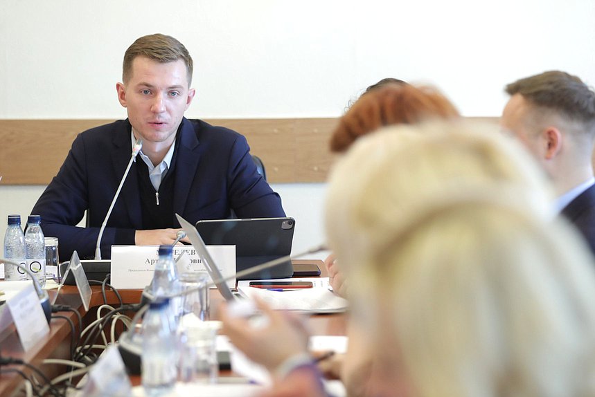 Председатель Комитета по молодежной политике Артем Метелев