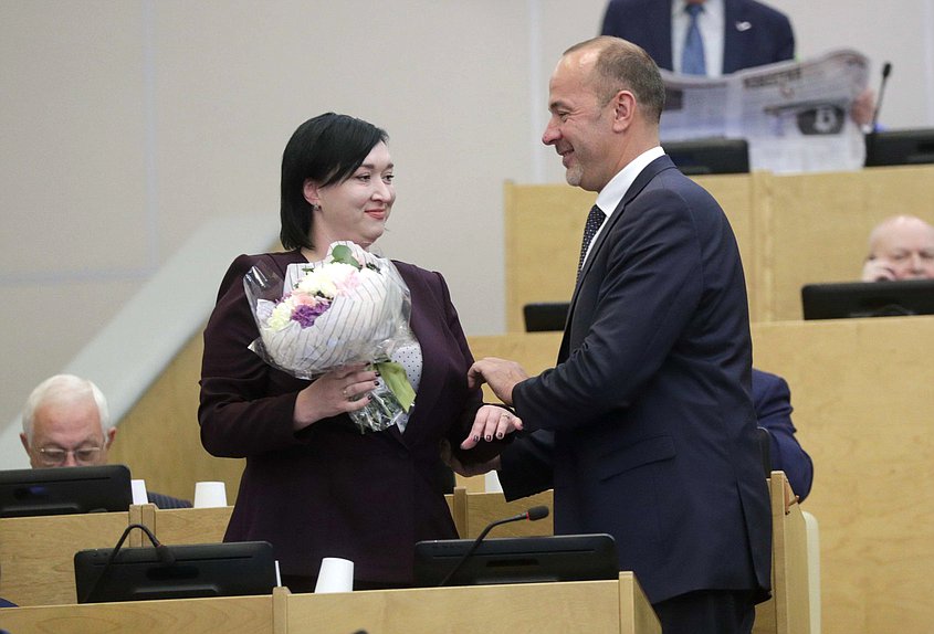 Член Комитета по образованию и науке Татьяна Касаева и член Комитета по жилищной политике и жилищно-коммунальному хозяйству Илья Осипов
