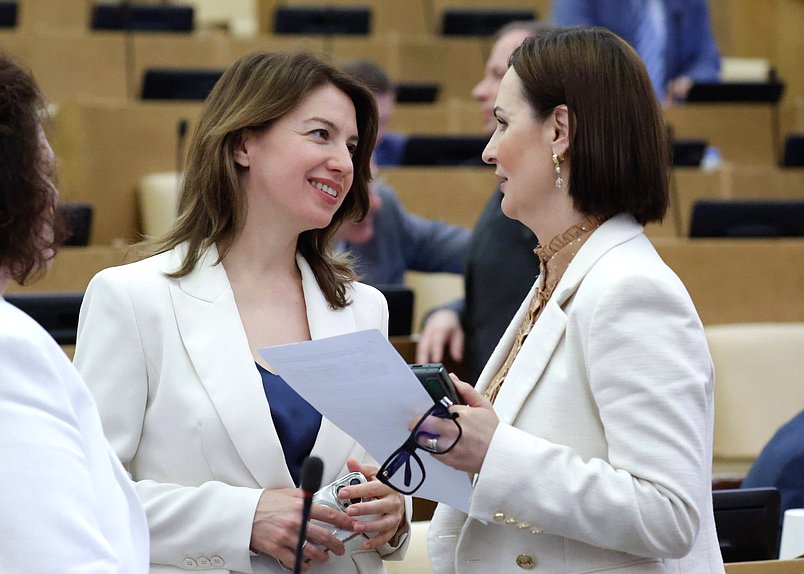Первый заместитель Председателя Комитета по государственному строительству и законодательству Ирина Панькина и Первый заместитель Председателя Комитета по защите семьи, вопросам отцовства, материнства и детства Татьяна Буцкая