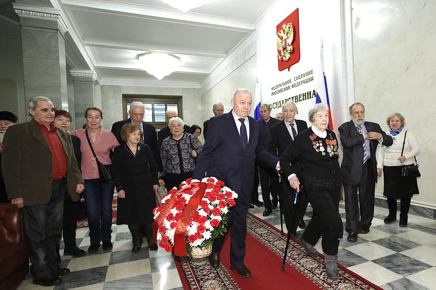 Возложение цветов ветеранами Минэкономразвития к памятной доске работников Госплана СССР