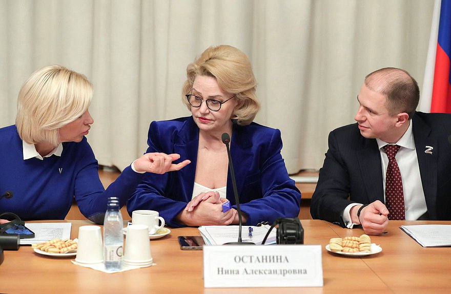 Председатель Комитета по просвещению Ольга Казакова, Председатель Комитета по вопросам семьи, женщин и детей Нина Останина и Первый заместитель Председателя Комитета по контролю Михаил Романов