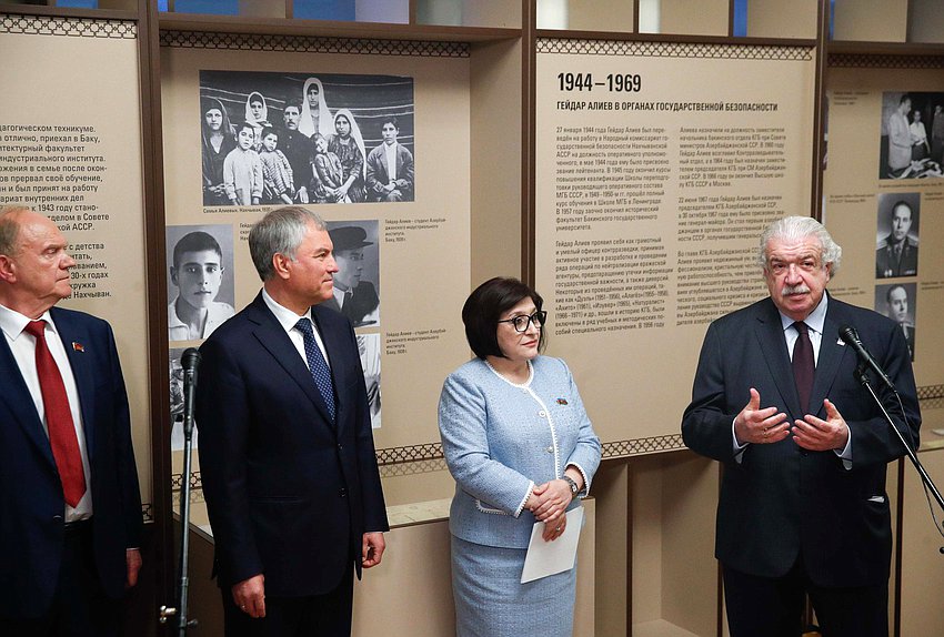 Председатель Государственной Думы Вячеслав Володин, Председатель Милли Меджлиса Азербайджанской Республики Сагиба Гафарова, первый заместитель генерального директора ФГУП «Информационное телеграфное агентство России (ИТАР-ТАСС)» Михаил Гусман и руководитель фракции КПРФ Геннадий Зюганов