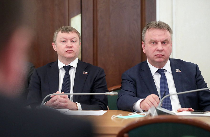 Члены Комитета по природным ресурсам, собственности и земельным отношениям Евгений Марков и Сергей Крючек