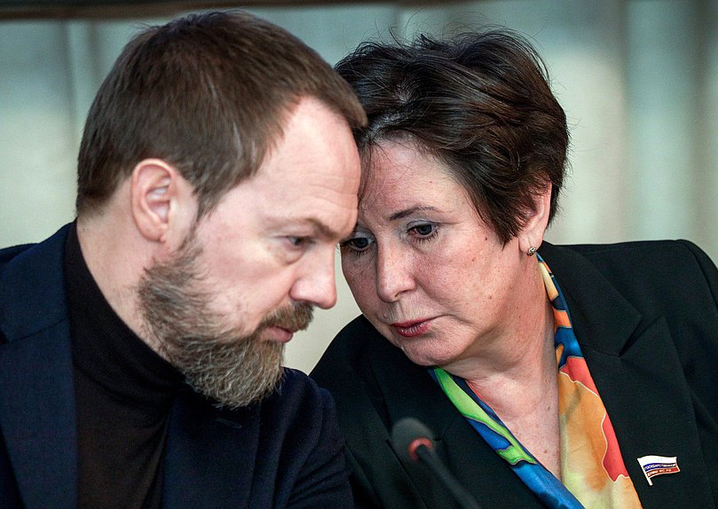 Заместитель Председателя Комитета по строительству и жилищно-коммунальному хозяйству Светлана Разворотнева и член Комитета Сергей Колунов