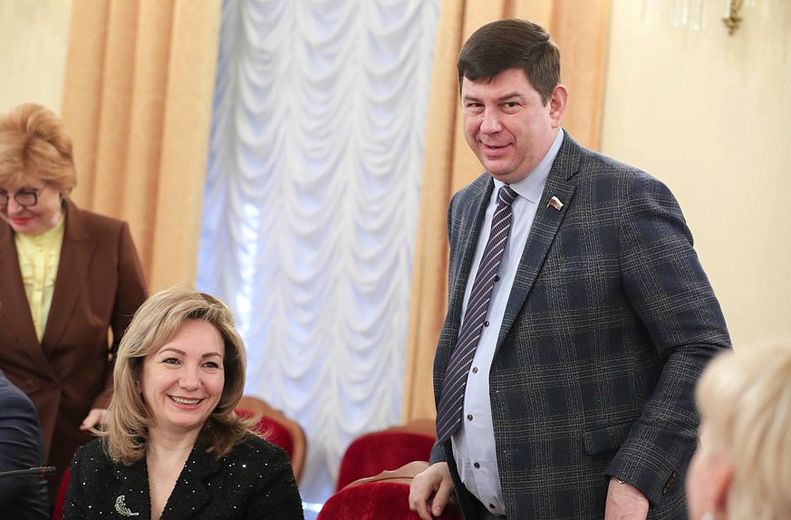 Члены Комитета по просвещению Лариса Тутова и Виктор Смирнов