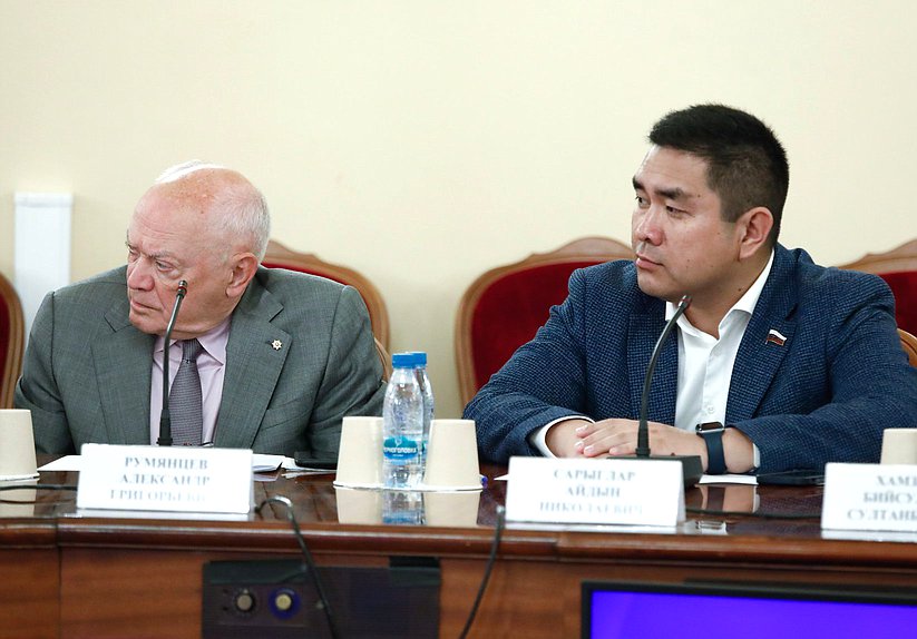 Члены Комитета по охране здоровья Александр Румянцев и Айдын Сарыглар