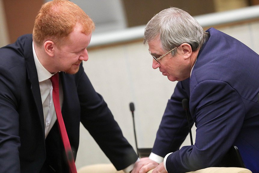 Член Комитета по бюджету и налогам Денис Парфенов и Первый заместитель Председателя Комитета по науке и высшему образованию Олег Смолин