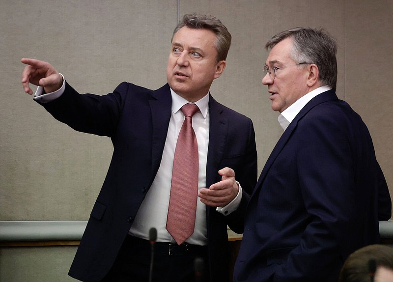 Заместитель Председателя Комитета по безопасности и противодействию коррупции Анатолий Выборный и заместитель Председателя Комитета по промышленности и торговле Александр Терентьев