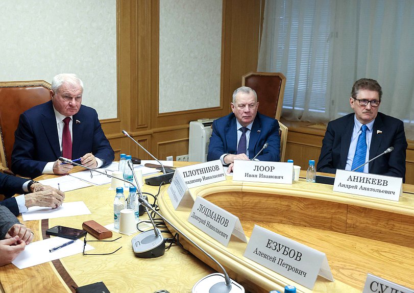 Первый заместитель Председателя Комитета по аграрным вопросам Владимир Плотников и члены Комитета Иван Лоор и Андрей Аникеев